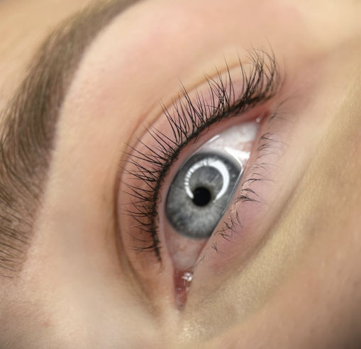 Mooie oogopslag en open blik met een PMU infralash eyeliner behandeling